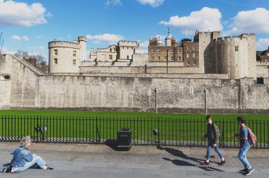 Londra, İngiltere - Nisan 2018: Dış görünümünü Majestelerinin Kraliyet Sarayı ve Londra Kulesi, tarihi Kalesi ve merkezi Londra, İngiltere'deki Thames nehrinin kuzey kıyısında yer alan popüler turistik kale