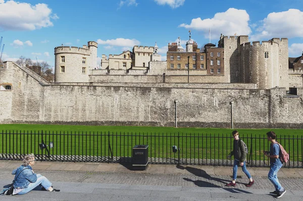 ロンドン イギリス 2018年 陛下の宮殿とロンドン塔と歴史的な城 中央ロンドン イングランドのテムズ川の北岸に位置する人気の観光スポットの要塞の外観 — ストック写真