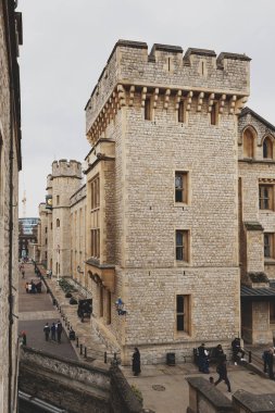 Londra, İngiltere - Nisan 2018: Waterloo blok bina, mekan için Londra Kulesi, tarihi Kalesi ve popüler turistik cazibe merkezi Londra, İngiltere'deki Thames Nehri tarafından iç ward alanında bulunan Kraliyet mücevherlerini sergi