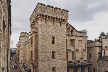 Londra, İngiltere - Nisan 2018: Waterloo blok bina, mekan için Londra Kulesi, tarihi Kalesi ve popüler turistik cazibe merkezi Londra, İngiltere'deki Thames Nehri tarafından iç ward alanında bulunan Kraliyet mücevherlerini sergi