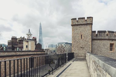 Londra, İngiltere - Nisan 2018: Eski binalar ve Kraliyet Sarayı ve Londra Kulesi, tarihi Kalesi ve merkezi Londra, İngiltere'deki Thames nehrinin kuzey kıyısında yer alan popüler turistik kale iç ward alanında kuleleri