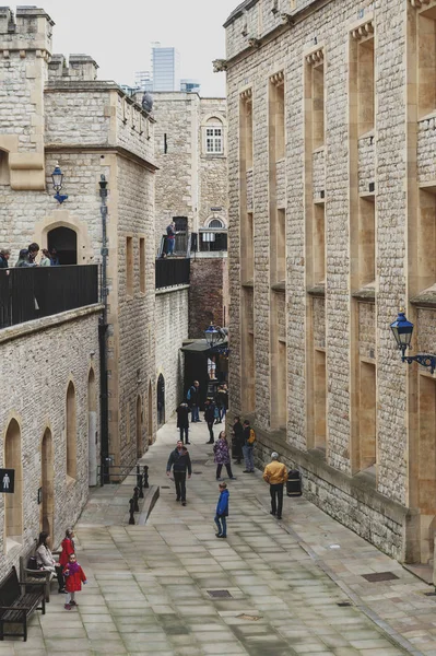 Londra, İngiltere - Nisan 2018: Eski binalar ve Kraliyet Sarayı ve Londra Kulesi, tarihi Kalesi ve merkezi Londra, İngiltere'deki Thames nehrinin kuzey kıyısında yer alan popüler turistik kale iç ward alanında kuleleri