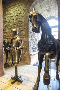 Londra, İngiltere - Nisan 2018: Royal Armouries tarihi silah ve zırhlar İngiltere'nin önceki kralların gibi koleksiyonları Londra Kulesi, Kraliyet Sarayı ve Londra'da Thames Nehri tarafından kale, Beyaz Kule'ye binada sergilenen