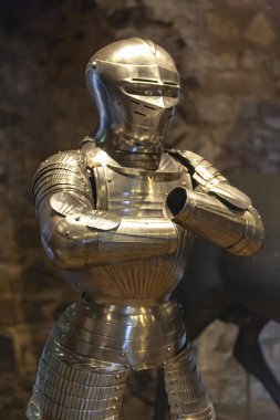 Londra, İngiltere - Nisan 2018: Royal Armouries tarihi silah ve zırhlar İngiltere'nin önceki kralların gibi koleksiyonları Londra Kulesi, Kraliyet Sarayı ve Londra'da Thames Nehri tarafından kale, Beyaz Kule'ye binada sergilenen