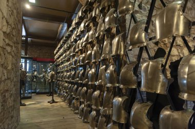 Londra, İngiltere - Nisan 2018: Royal Armouries tarihi silah ve zırhlar İngiltere'nin önceki kralların gibi koleksiyonları Londra Kulesi, Kraliyet Sarayı ve Londra'da Thames Nehri tarafından kale, Beyaz Kule'ye binada sergilenen