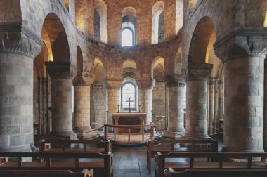 Londra, İngiltere - Nisan 2018: Benzersiz Romanesk Şapel, St John Evangelist Tower of London, Kraliyet Sarayı ve Londra, İngiltere'deki Thames Nehri tarafından kale, Beyaz Kule'ye binada