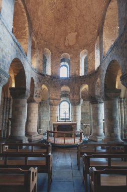 Londra, İngiltere - Nisan 2018: Benzersiz Romanesk Şapel, St John Evangelist Tower of London, Kraliyet Sarayı ve Londra, İngiltere'deki Thames Nehri tarafından kale, Beyaz Kule'ye binada