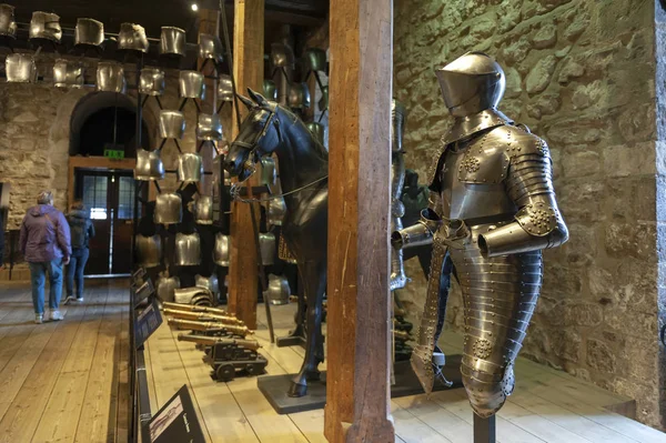 Londra, İngiltere - Nisan 2018: Royal Armouries tarihi silah ve zırhlar İngiltere'nin önceki kralların gibi koleksiyonları Londra Kulesi, Kraliyet Sarayı ve Londra'da Thames Nehri tarafından kale, Beyaz Kule'ye binada sergilenen