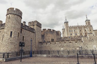 Londra, İngiltere - Nisan 2018: Dış görünümünü Majestelerinin Kraliyet Sarayı ve Londra Kulesi, tarihi Kalesi ve merkezi Londra, İngiltere'deki Thames nehrinin kuzey kıyısında yer alan popüler turistik kale