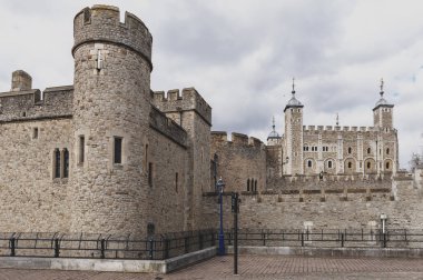 Londra, İngiltere - Nisan 2018: Dış görünümünü Majestelerinin Kraliyet Sarayı ve Londra Kulesi, tarihi Kalesi ve merkezi Londra, İngiltere'deki Thames nehrinin kuzey kıyısında yer alan popüler turistik kale