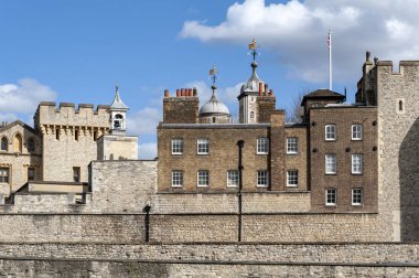 Londra, İngiltere - Nisan 2018: Dış görünümünü Majestelerinin Kraliyet Sarayı ve Londra Kulesi, tarihi Kalesi ve merkezi Londra, İngiltere'deki Thames nehrinin kuzey kıyısında yer alan popüler turistik kale