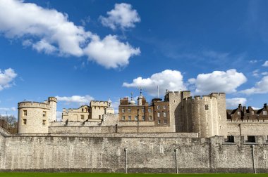 Londra, İngiltere - Nisan 2018: Dış görünümünü Majestelerinin Kraliyet Sarayı ve Londra Kulesi, tarihi Kalesi ve merkezi Londra, İngiltere'deki Thames nehrinin kuzey kıyısında yer alan popüler turistik kale