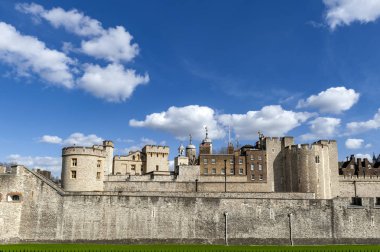 Londra, İngiltere - Nisan 2018: Dış görünümünü Majestelerinin Kraliyet Sarayı ve Londra Kulesi, tarihi Kalesi ve merkezi Londra, İngiltere'deki Thames nehrinin kuzey kıyısında yer alan popüler turistik kale