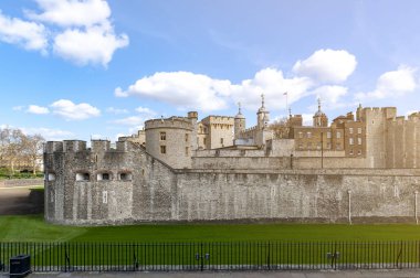 Londra, İngiltere - Nisan 2018: Dış görünümünü Majestelerinin Kraliyet Sarayı ve Londra Kulesi, tarihi Kalesi ve merkezi Londra, İngiltere'deki Thames nehrinin kuzey kıyısında yer alan popüler turistik kale