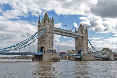 Londra, İngiltere - Nisan 2018: Tower Bridge, bir kombine Baskül ve asma köprü olan bir ikonik simgesel yapı ve Londra, İngiltere'nin önemli turistik Thames Nehri geçerken ikiz kuleleri ile