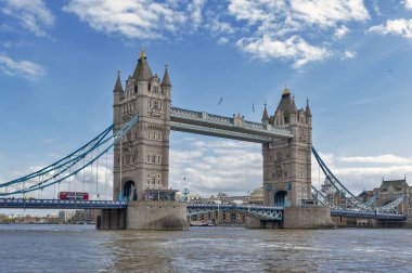 Londra, İngiltere - Nisan 2018: Tower Bridge, bir kombine Baskül ve asma köprü olan bir ikonik simgesel yapı ve Londra, İngiltere'nin önemli turistik Thames Nehri geçerken ikiz kuleleri ile