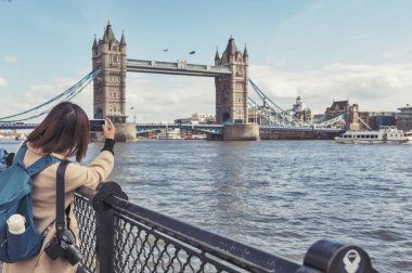 Londra, İngiltere - Nisan 2018: Tower Bridge, bir kombine Baskül ve asma köprü olan bir ikonik simgesel yapı ve Londra, İngiltere'nin önemli turistik Thames Nehri geçerken ikiz kuleleri ile
