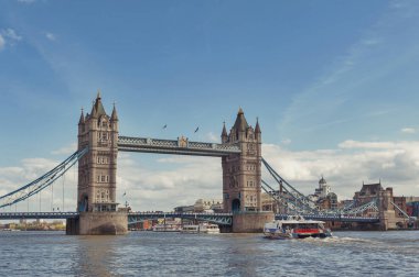 Londra, İngiltere - Nisan 2018: Tower Bridge, bir kombine Baskül ve asma köprü olan bir ikonik simgesel yapı ve Londra, İngiltere'nin önemli turistik Thames Nehri geçerken ikiz kuleleri ile