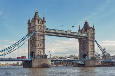 Londra, İngiltere - Nisan 2018: Tower Bridge, bir kombine Baskül ve asma köprü olan bir ikonik simgesel yapı ve Londra, İngiltere'nin önemli turistik Thames Nehri geçerken ikiz kuleleri ile