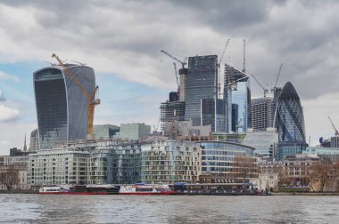 Londra, İngiltere - Nisan 2018: Skyline şehir Londra modern mimari tarzında inşa binalarının ve gökdelenlerin ile Thames Nehri tarafından