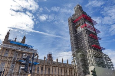 Londra, İngiltere - Nisan 2018: The Elizabeth Tower, büyük saat ve büyük çan, Big Ben, London ve erken 2017 beri önemli yenileme sırasında scaffolded Westminster Sarayı ikonik simgesel yapı olarak bilinen