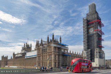 Londra, İngiltere - Nisan 2018: The Elizabeth Tower, büyük saat ve büyük çan, Big Ben, London ve erken 2017 beri önemli yenileme sırasında scaffolded Westminster Sarayı ikonik simgesel yapı olarak bilinen