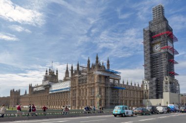 Londra, İngiltere - Nisan 2018: The Elizabeth Tower, büyük saat ve büyük çan, Big Ben, London ve erken 2017 beri önemli yenileme sırasında scaffolded Westminster Sarayı ikonik simgesel yapı olarak bilinen