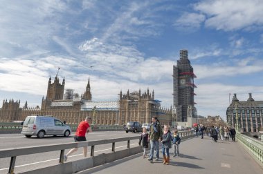 Londra, İngiltere - Nisan 2018: The Elizabeth Tower, büyük saat ve büyük çan, Big Ben, London ve erken 2017 beri önemli yenileme sırasında scaffolded Westminster Sarayı ikonik simgesel yapı olarak bilinen