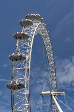 Londra, İngiltere - Nisan 2018: London Eye, bir popüler giant Ferris wheel, Londra, Londra, İngiltere'deki Thames Nehrinin güney kıyısında yer alan ikonik simgesel yapı ovoidal yolcu kapsül