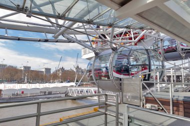 Londra, İngiltere - Nisan 2018: London Eye, bir popüler giant Ferris wheel, Londra, Londra, İngiltere'deki Thames Nehrinin güney kıyısında yer alan ikonik simgesel yapı yatılı platformu gelen Ovoidal yolcu kapsül