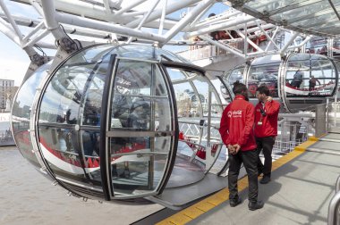 Londra, İngiltere - Nisan 2018: London Eye, bir popüler giant Ferris wheel, Londra, Londra, İngiltere'deki Thames Nehrinin güney kıyısında yer alan ikonik simgesel yapı yatılı platformu gelen Ovoidal yolcu kapsül