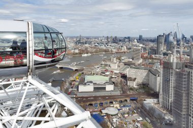 Londra, İngiltere - Nisan 2018: London Eye, bir popüler giant Ferris wheel, Londra, Londra, İngiltere'deki Thames Nehrinin güney kıyısında yer alan ikonik simgesel yapı ovoidal yolcu kapsül