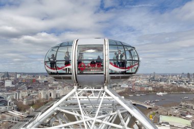 Londra, İngiltere - Nisan 2018: London Eye, bir popüler giant Ferris wheel, Londra, Londra, İngiltere'deki Thames Nehrinin güney kıyısında yer alan ikonik simgesel yapı ovoidal yolcu kapsül