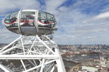 Londra, İngiltere - Nisan 2018: London Eye, bir popüler giant Ferris wheel, Londra, Londra, İngiltere'deki Thames Nehrinin güney kıyısında yer alan ikonik simgesel yapı ovoidal yolcu kapsül