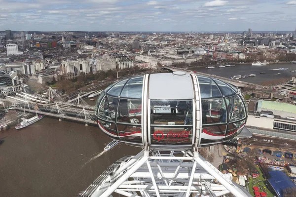 Londra, İngiltere - Nisan 2018: London Eye, bir popüler giant Ferris wheel, Londra, Londra, İngiltere'deki Thames Nehrinin güney kıyısında yer alan ikonik simgesel yapı ovoidal yolcu kapsül