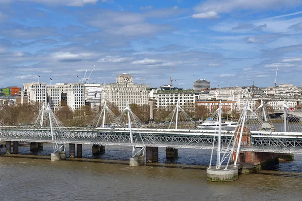 Luchtfoto Van Hungerford Bridge Een Stalen Truss Spoorbrug Geflankeerd Door — Stockfoto