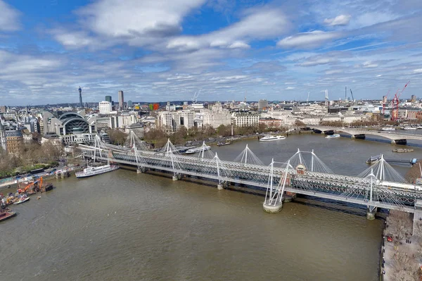 Luchtfoto Van Hungerford Bridge Een Stalen Truss Spoorbrug Geflankeerd Door — Stockfoto