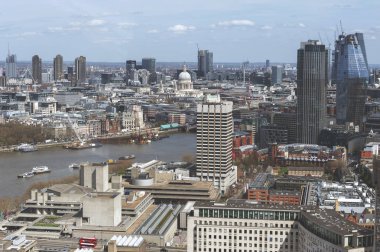 Cityscape ve Londra ile Thames, Güney İngiltere, özellikle aracılığıyla Londra üzerinden akışı büyük bir nehir manzarası havadan görünümü