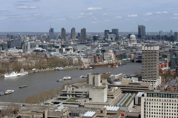 Cityscape ve Londra ile Thames, Güney İngiltere, özellikle aracılığıyla Londra üzerinden akışı büyük bir nehir manzarası havadan görünümü