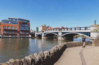 Berkshire, İngiltere - Nisan 2018: Windsor ve Eton, ikiz şehirleri, Berkshire, İngiltere'nin Güney Doğu, ' Thames Nehri akan Windsor köprü ile katıldı