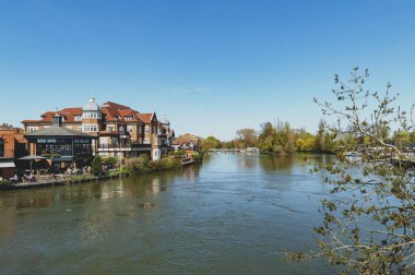 Berkshire, İngiltere - Nisan 2018: Windsor ve Eton, ikiz şehirleri, Berkshire, İngiltere'nin Güney Doğu, ' Thames Nehri akan Windsor köprü ile katıldı