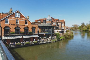 Berkshire, İngiltere - Nisan 2018: Windsor ve Eton, ikiz şehirleri, Berkshire, İngiltere'nin Güney Doğu, ' Thames Nehri akan Windsor köprü ile katıldı