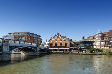 Berkshire, İngiltere - Nisan 2018: Windsor ve Eton, ikiz şehirleri, Berkshire, İngiltere'nin Güney Doğu, ' Thames Nehri akan Windsor köprü ile katıldı