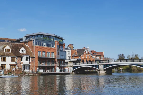 Berkshire, İngiltere - Nisan 2018: Windsor ve Eton, ikiz şehirleri, Berkshire, İngiltere'nin Güney Doğu, ' Thames Nehri akan Windsor köprü ile katıldı