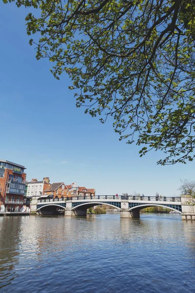 Berkshire, İngiltere - Nisan 2018: Windsor ve Eton, ikiz şehirleri, Berkshire, İngiltere'nin Güney Doğu, ' Thames Nehri akan Windsor köprü ile katıldı