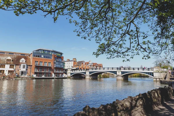 Berkshire, İngiltere - Nisan 2018: Windsor ve Eton, ikiz şehirleri, Berkshire, İngiltere'nin Güney Doğu, ' Thames Nehri akan Windsor köprü ile katıldı