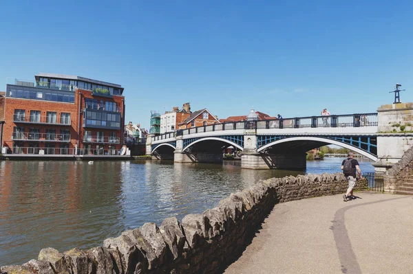 Berkshire, İngiltere - Nisan 2018: Windsor ve Eton, ikiz şehirleri, Berkshire, İngiltere'nin Güney Doğu, ' Thames Nehri akan Windsor köprü ile katıldı