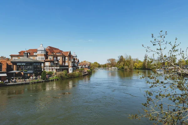 Berkshire, İngiltere - Nisan 2018: Windsor ve Eton, ikiz şehirleri, Berkshire, İngiltere'nin Güney Doğu, ' Thames Nehri akan Windsor köprü ile katıldı