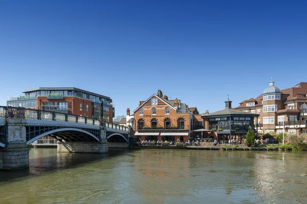 Berkshire, İngiltere - Nisan 2018: Windsor ve Eton, ikiz şehirleri, Berkshire, İngiltere'nin Güney Doğu, ' Thames Nehri akan Windsor köprü ile katıldı