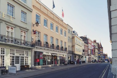 Windsor, İngiltere - Nisan 2018: Restoran, bar ve Hediyelik eşya dükkanı River Caddesi üzerinde şehir Windsor, Berkshire, İngiltere